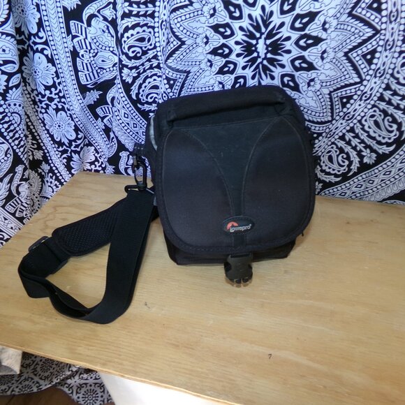 Lowepro Rezo 120 AW Camera Case - Picture 1 of 11